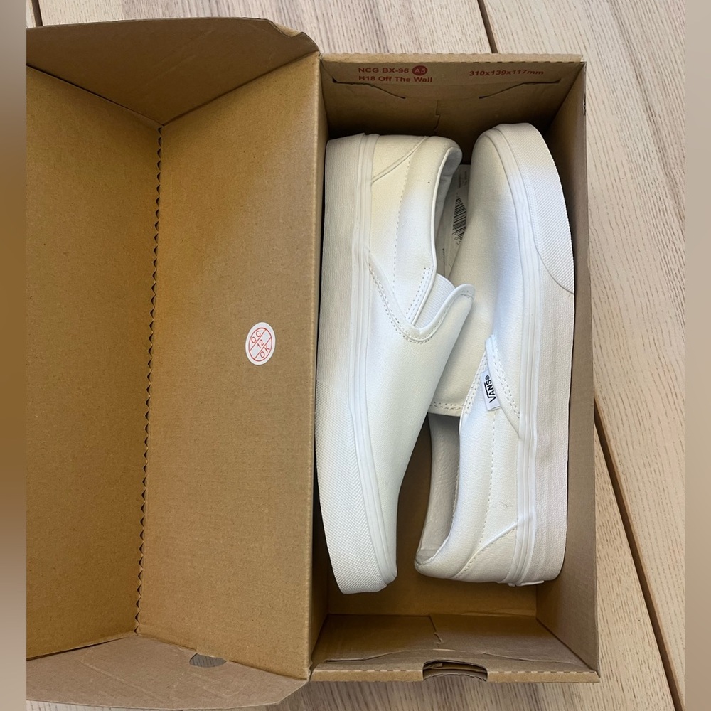 NWT NIB VANS White Slip Ons Sz 9